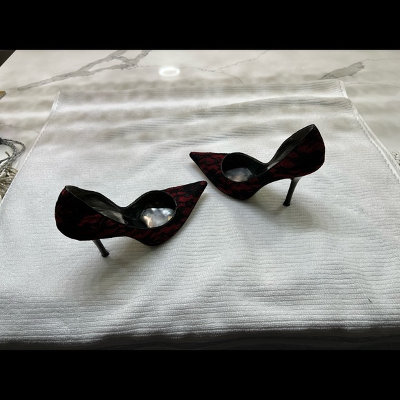Guess red satin w/black lace size 8 but fits more to a 7.5 - Picture 8 of 10